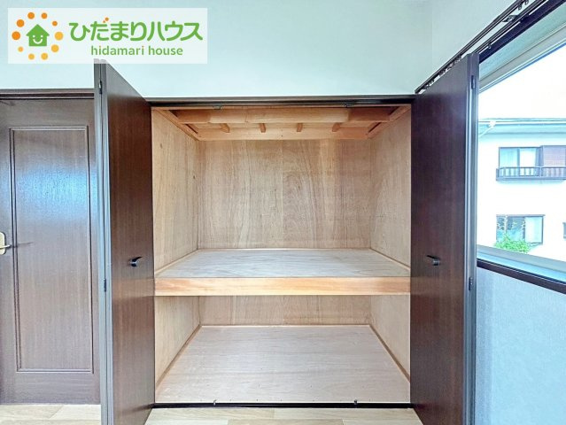 両開きの収納でしまった物の出し入れも楽々です(^^)