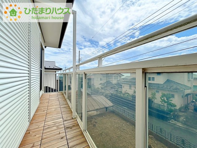 バルコニーはあなただけの花火会場。色とりどりの花火が夜空を彩ります。