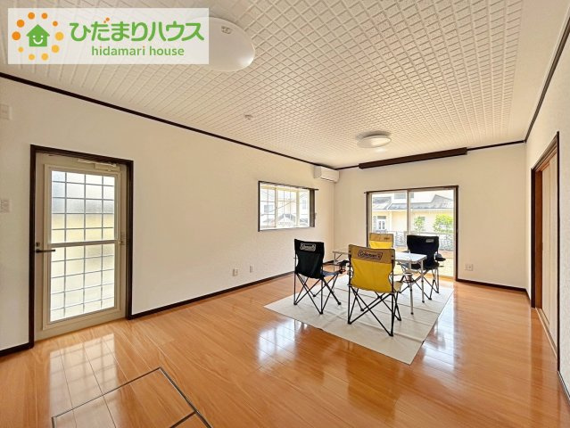 リビング大きな窓からは、暖かな日の光が降り注ぎます・・・