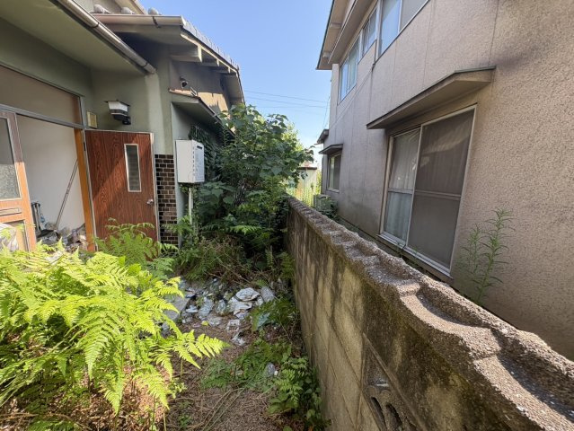 敷地奥側の様子です。建物解体後は敷地全体を有効活用でき、建築プランの自由度も高まります。奥まった配置のため、道路からの視線を気にしにくく、プライバシーを確保しやすい住環境となっております。