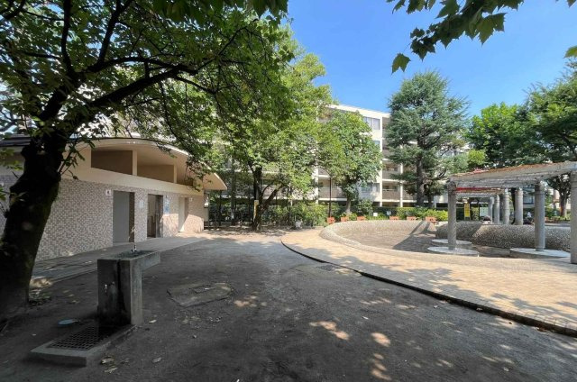 白銀（しろがね）公園は、昭和18年4月東京市立公園として開園。夏にはシャワーで水遊びが楽しめます。