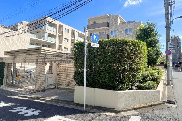 敷地内にはシャッターゲート付きの駐車場を備え、愛車の保管にも配慮された住まいです