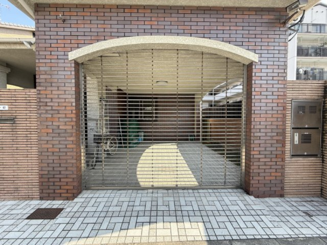 アーチ型の開口が印象的なビルトインガレージ。シャッター付でお車を雨風や防犯面から守ります。前面道路からの出入りもしやすくゆとりあるスペースを確保。自転車置きとしても活用できる実用性の高い駐車空間です