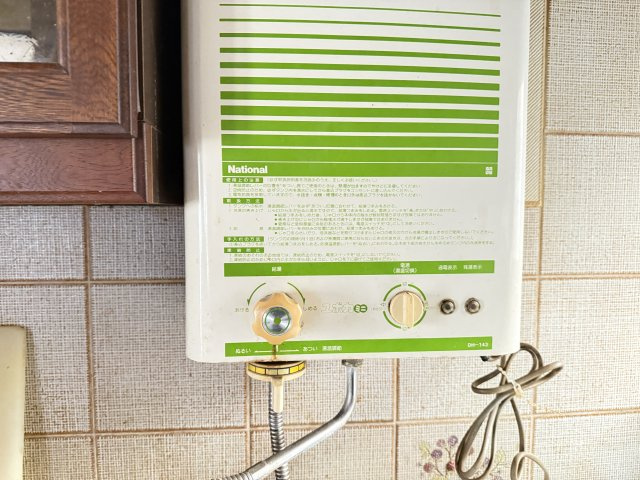 操作がシンプルで使いやすい給湯設備を設置。温度調整もダイヤル式で直感的に行え、日々の家事や入浴時にも便利です。コンパクトながら安定した給湯が可能で、キッチンまわりの動線を邪魔しない配置です。