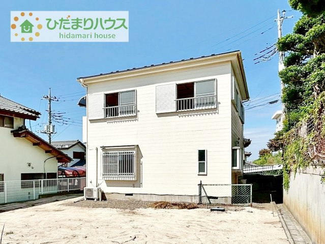 白を基調とした明るい印象を受ける外観です！