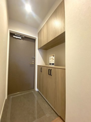 すっきりとした玄関スペース。シューズボックス付きで靴を綺麗に収納できます。