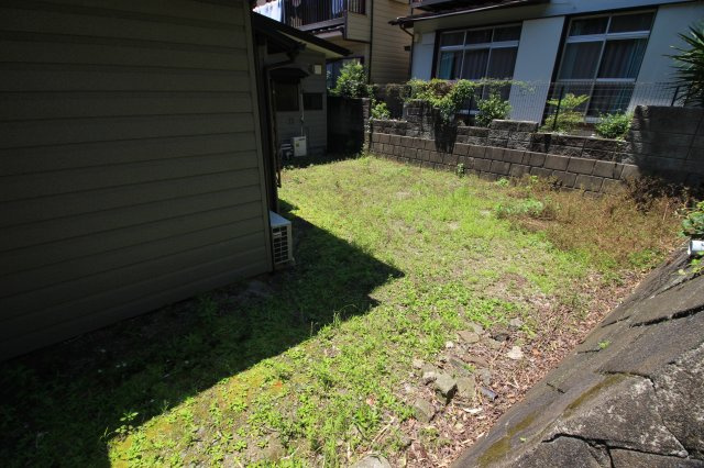 北西側のお庭。お子様をプールで遊ばせたり、家庭菜園やバーベキュー等が楽しめる空間が広がっています。