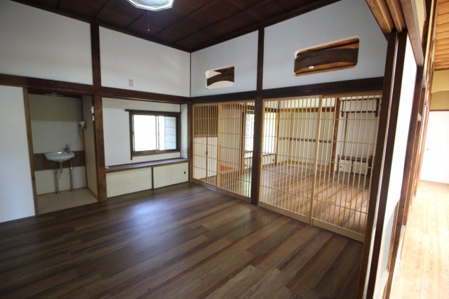 昭和の雰囲気を感じさせる続間の居室。欄間がより昭和レトロな古民家の雰囲気を醸し出させます。