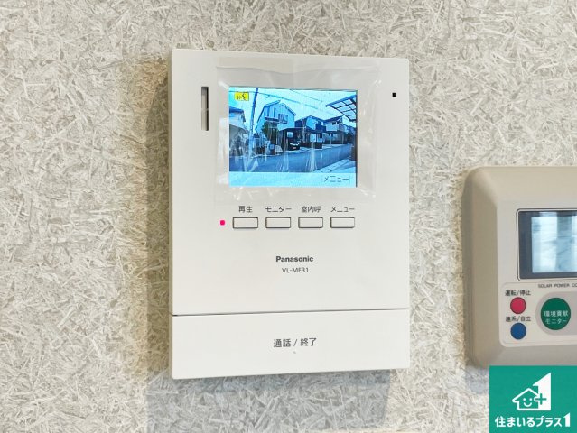 カラーモニターインターホン！声だけでなく来訪者の姿や顔がモニターで確認できるので、小さなお子様がいらっしゃるご家庭でも安心できます！