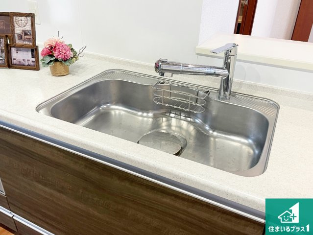 蛇口の先端に浄水器を内蔵しています！原水と浄水、お湯と冷水、シャワーの切替えがワンタッチなので用途によって使い分けられます。