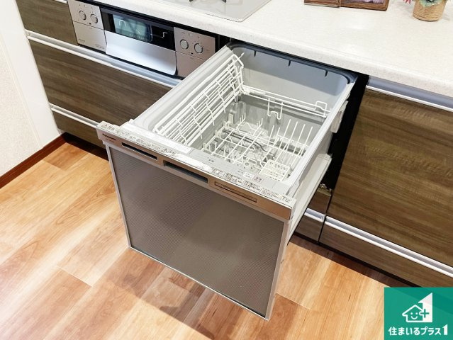 食事後の一仕事、食器洗いをボタン一つでお任せできちゃいます！場所を取らないビルトイン式なので、お料理スペースもしっかり確保！