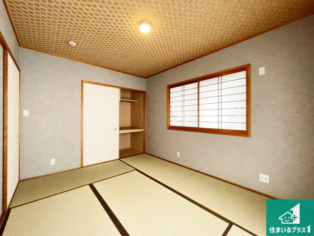 一室あると便利な和室は客間としてだけでなく、小さなお子様のプレイルームや食後のくつろぎスペースとしてもご利用いただけます。収納もついていますので大活躍間違いなし！