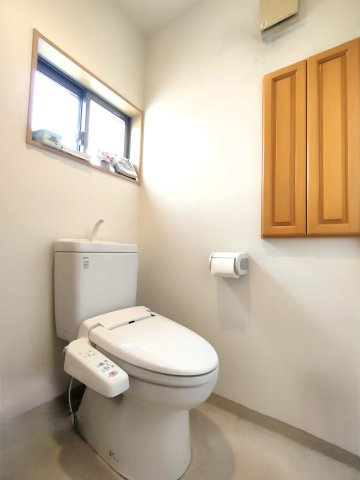 【トイレ】　洗浄機能付きトイレ。収納付でトイレットペーパー等、買い置きもしやすそうです。　※家具削除に一部CGを活用しております