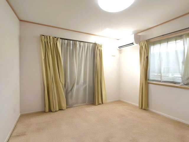 【洋室1】　全ての居室に収納と窓を備えており、過ごしやすい空間となっています。　※家具削除に一部CGを活用しております