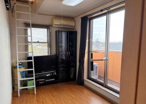 部屋＋ロフト　遊び心満載の作りなので使い方は無限大♪　（視認性を高めるために備品類を削除する加工を行っております。　）