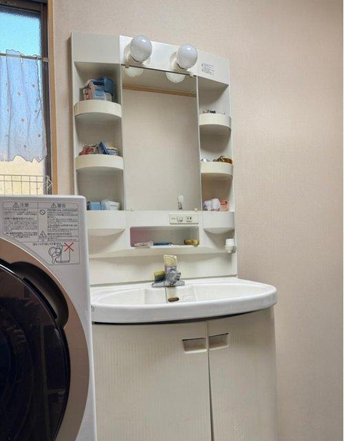 コンパクトな洗面台。たくさん収納出来ます！　（視認性を高めるために備品類を削除する加工を行っております。　）
