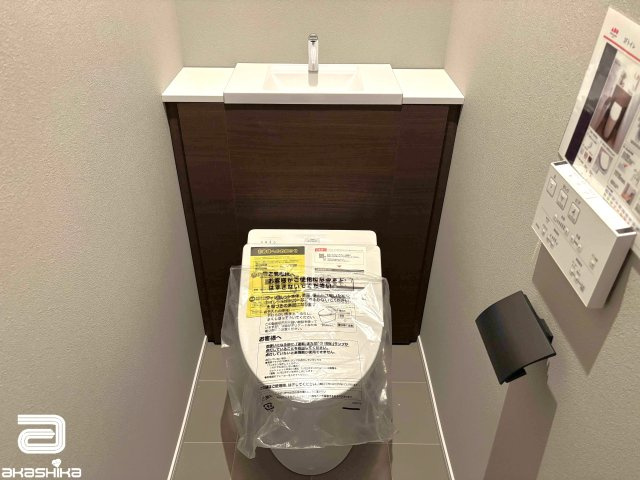 スッキリとしたデザインのトイレは見た目だけでなく、お手入れもしやすくて清潔な空間を保てます。