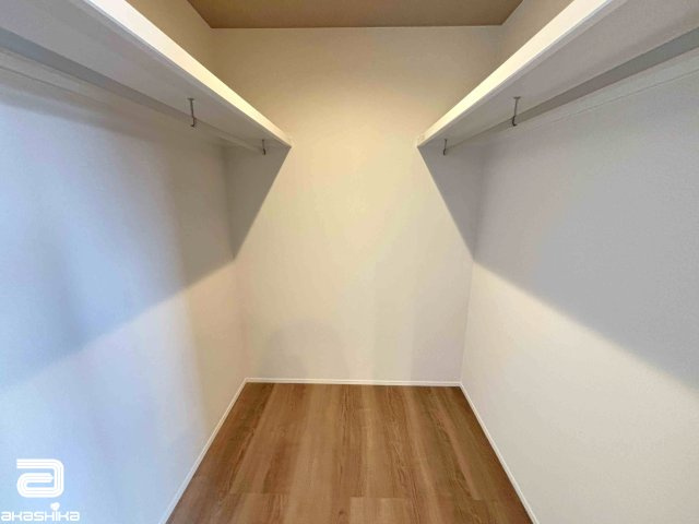 クローゼット付きの居室は、衣装ケースやタンスを置く必要がないので、部屋がすっきり片付きます。