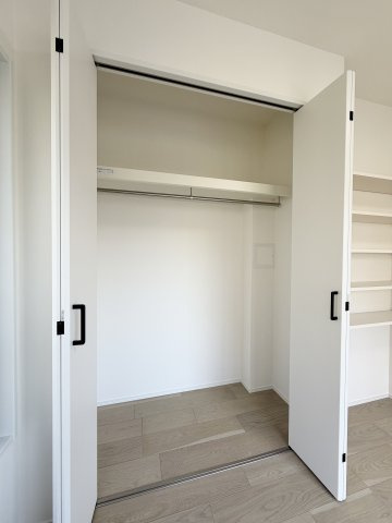 奥行、高さのある洋室クローゼット。