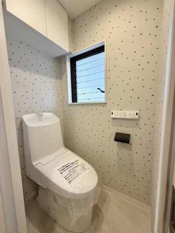 トイレ新規交換。温水洗浄機能付です。