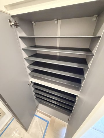 玄関下駄箱も新規交換しました。