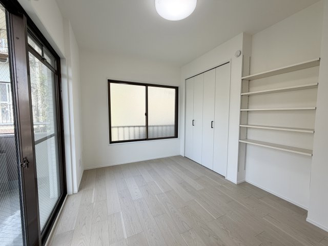 洋室5．7帖。2面採光で明るいお部屋です。