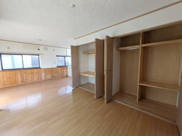 LDK内に配置された使い勝手◎の収納スペース！お掃除道具やお買い置きの品も必要な時にサッと取り出せて家事効率が格段にアップします。リビングの広さと見た目の美しさを両立する嬉しい空間設計です。