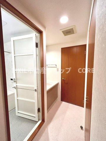 ゆったり落ち着いてお使い頂ける広さが魅力のパウダールーム。時間に余裕とゆとりを持たせます。