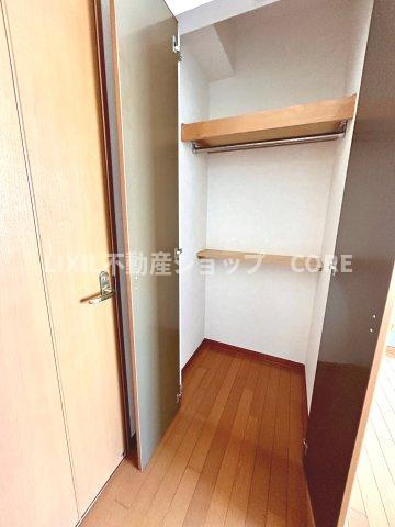 奥行きもあるので、収納ボックスをそのままクローゼットの中へ。部屋にものが出ずスッキリ。
