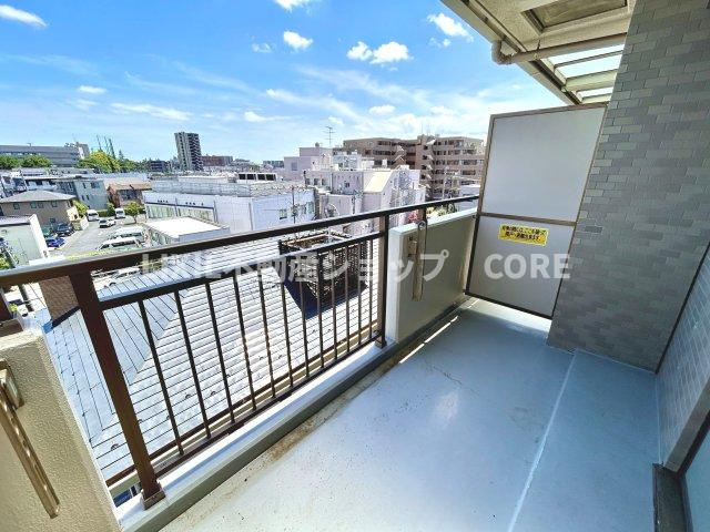 南東に大きく面したバルコニーは太陽の温かな温もりをめいいっぱい受け止めてくれます。