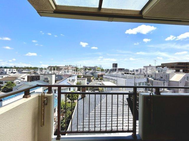 気持ちのいい空が見渡せる広いバルコニー。通風・採光にも優れ、心地よい光と風があふれています。