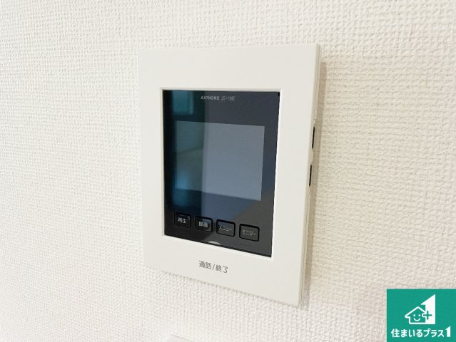カラーモニターインターホン！声だけでなく来訪者の姿や顔がモニターで確認できるので、小さなお子様がいらっしゃるご家庭でも安心できます！