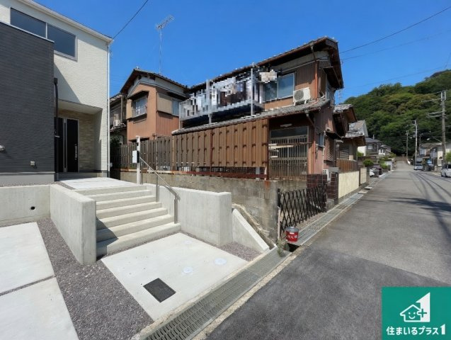 周辺は閑静な住宅街！前面道路広々で車の出し入れも便利です。駐車が苦手な方でも安心して車庫入れできます！