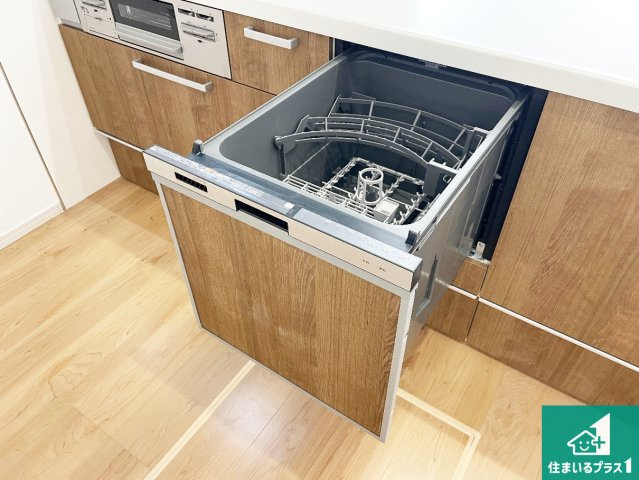 食事後の一仕事、食器洗いをボタン一つでお任せできちゃいます！場所を取らないビルトイン式なので、お料理スペースもしっかり確保！