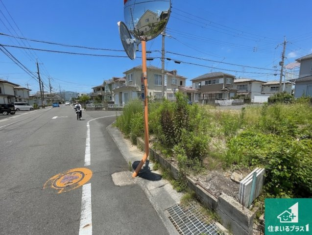周辺は落ち着いた街並みの住宅地！子育てがしやすい住環境です！まだ未完成ですが、現地でしかわからない事もございます。是非一度ご覧ください。
