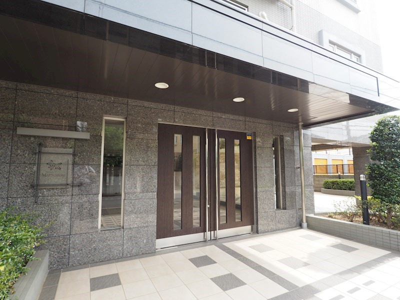 マンションのメインエントランス。