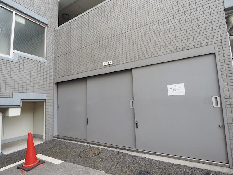 マンションのゴミ捨て場。