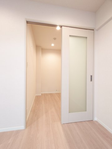 【新設】全洋室クローゼット設置！リビングに納戸型サービスルームがあり、、収納が豊富です。