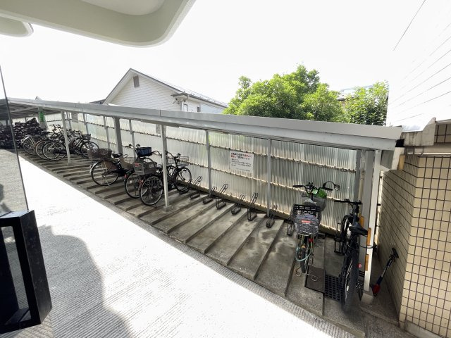 屋根付きの駐輪場で、サビや汚れの心配も不要。　