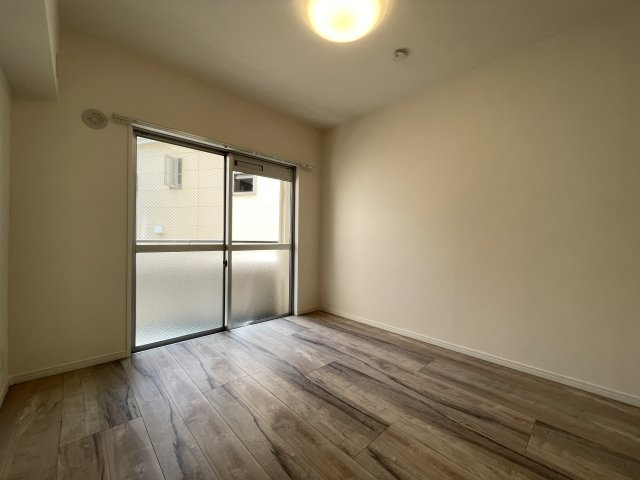 大きな掃き出し窓がついた洋室は、日中は照明がなくても明るく、子ども部屋としてもピッタリ。　