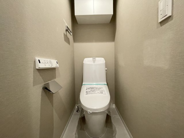 温水洗浄便座付きの清潔感あるトイレは、落ち着いた空間に。　