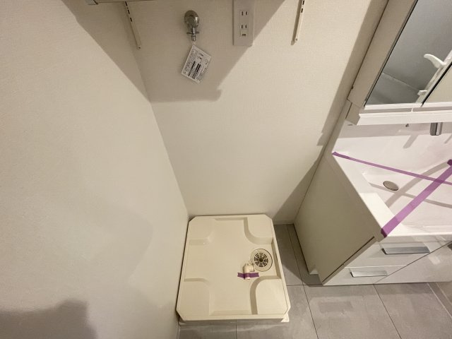 洗濯機置き場の上にも収納スペースがあり、小さなお子様の洗剤等の誤飲も心配不要。　