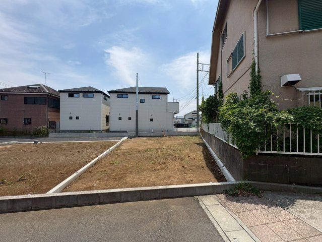 ■D区画　■自由設計で理想の住まいを実現できる注文住宅用地！　■現地と合わせて当社施工現場のご見学も可能です！　■花田小学校まで徒歩2分(約160ｍ)・中央中学校まで徒歩15分（約1200ｍ）