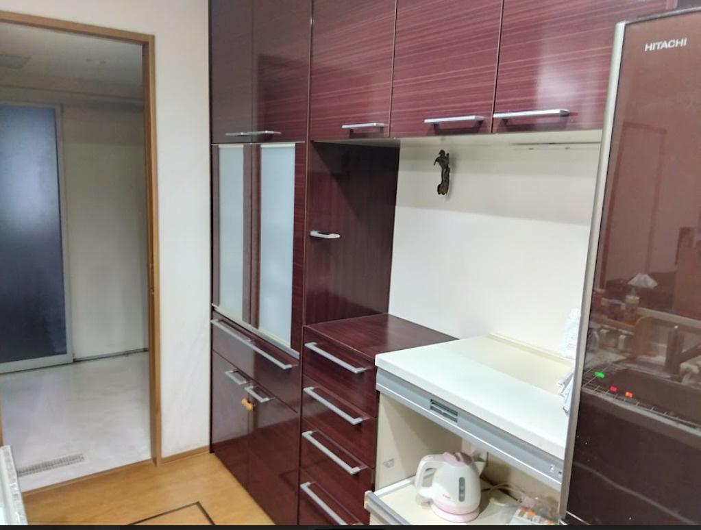 落ち着いた色合いが上質な雰囲気を演出するキッチン収納スペース。　大容量のカップボードが備え付けられており、食器や調理家電、食品ストックなどをすっきりと整理することができます。
