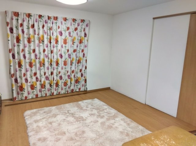 ご家族が自然と集まり、ゆったりとした時間を過ごせる心地よいリビング空間です。　白を基調とした壁と、温かみのある木目調のフロ－リングが心地よいお部屋です。