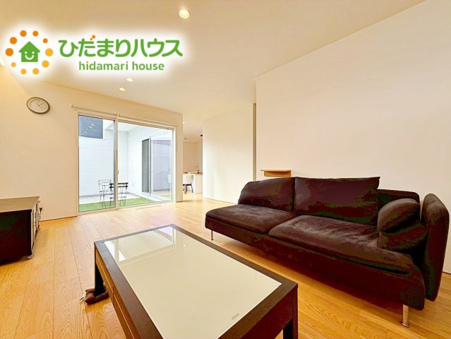 リビングの大きな窓からは、暖かな日の光が降り注ぎます・・・