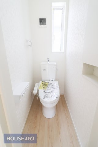 【トイレ】現地完成写真。温水洗浄暖房便座付き。