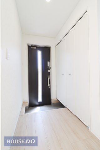 【玄関】現地完成写真。ゆったりと明るい玄関がご家族や来客をお出迎え。
