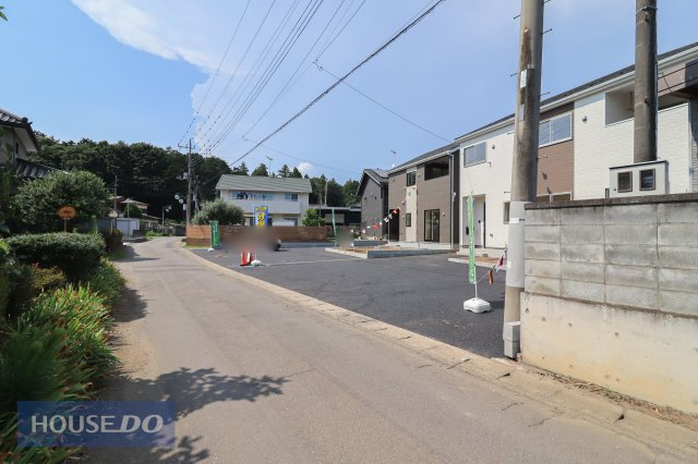 【前面道路】現地完成写真。道幅や駐車など、ご確認ください。