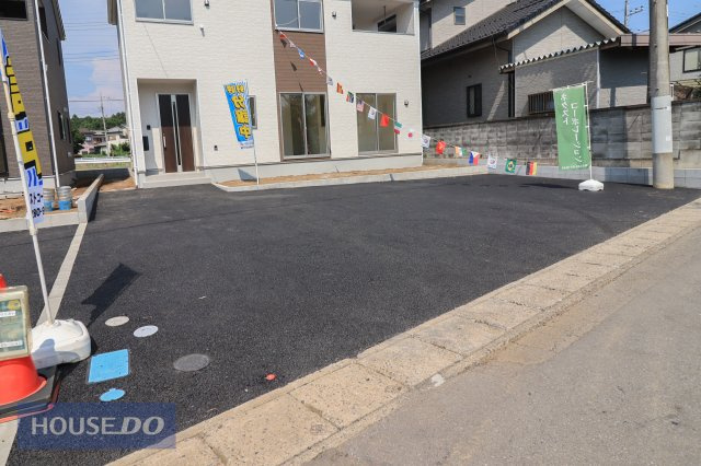 【駐車スペース】現地完成写真。ゆったりとした駐車スペースです。